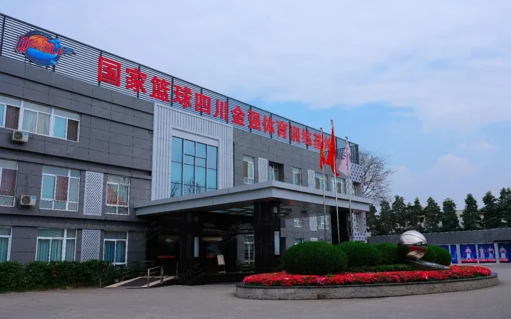 老年人如何安全地进行篮球接球训练?_0